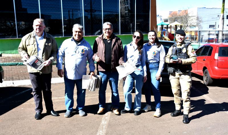 Vereadores e servidores participam da blitz “Agosto Lilás”, que reforça campanha de conscientização sobre a violência contra a mulher